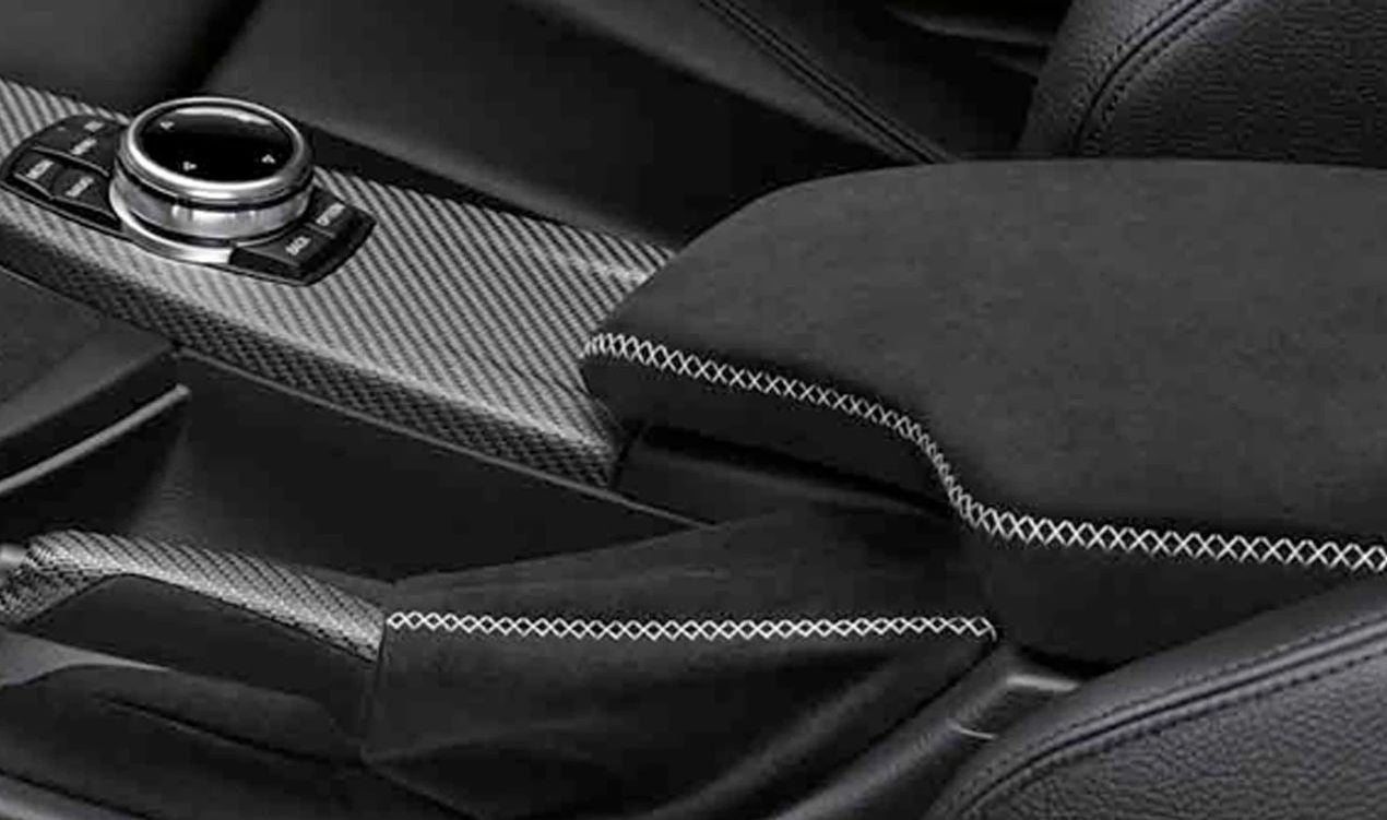 Reposabrazos central M Performance Alcántara OEM 51162405917 para BMW F30, F31, F32, F33, F34, F36. Accesorio original BMW perfecto para interior deportivo con máxima comodidad y estilo.