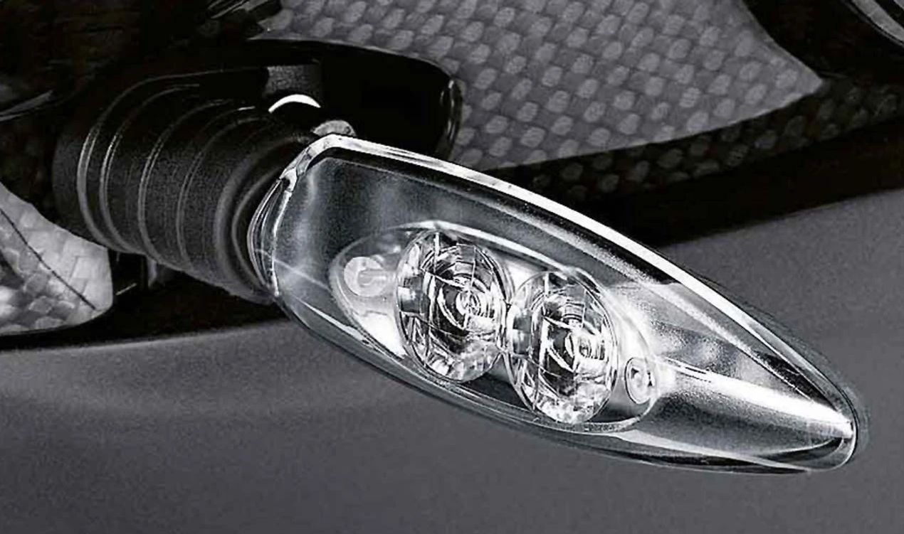 Intermitente LED con lente blanca OEM 63138522503 para motos BMW R 1200 R, R 1250 R, R 1200 RS, R 1250 RS, HP4, S 1000 RR, S 1000 R… y más. Original BMW Motorrad.