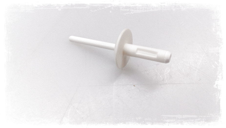 Clip plástico blanco OEM 07147391323 para BMW X1 F48 (modelos: 18i, 20i, xDrive20d, xDrive25i, sDrive16d). Pieza de fijación para molduras laterales y pasos de rueda. Original BMW.
