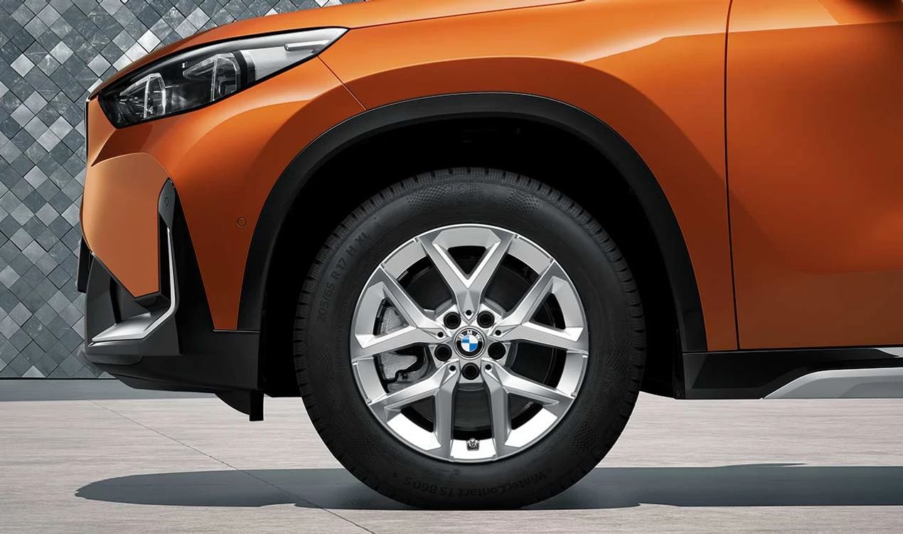 Llanta de aleación original 17" diseño Y-Spoke 896 OEM 36116898299 para BMW X1 (U11), X2 (U10), iX1 (U11), X1 xDrive (U11), X2 xDrive (U10), X1 xDrive25e (U25). Original BMW.