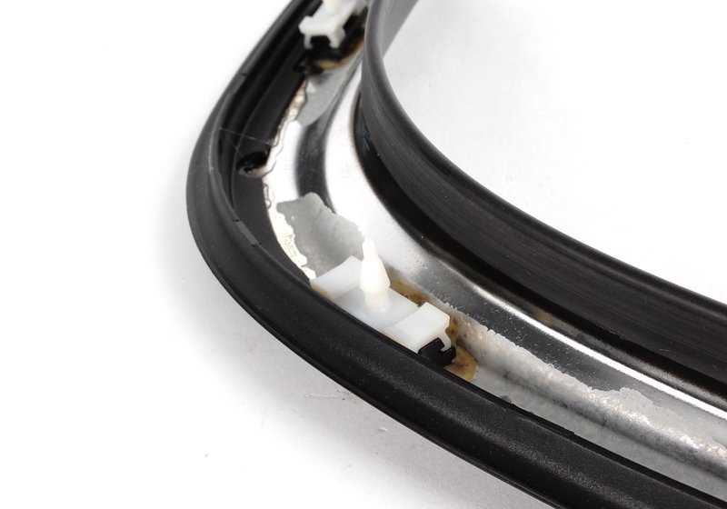 Tapa embellecedora izquierda OEM 51138208405 para BMW E38 725tds, 728i (todas las versiones). Color negro. Original BMW.