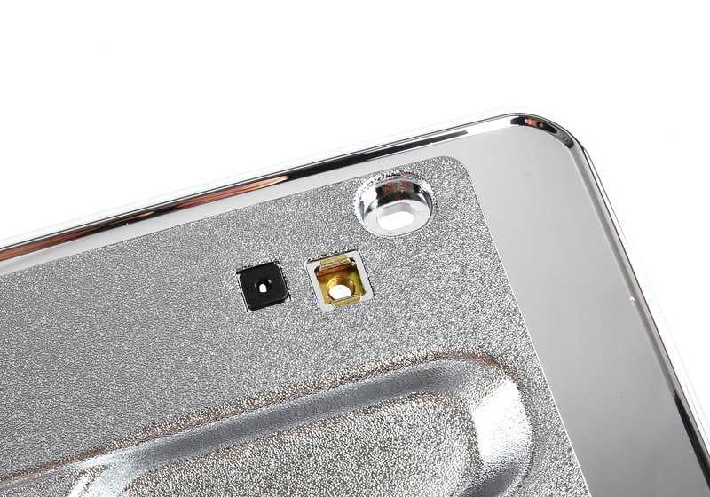 Soporte de matrícula cromado OEM 51118255006 para BMW E46 3er (316Ci, 318Ci) compatible con modelos producidos entre 1999 y 2006. Pieza original BMW.