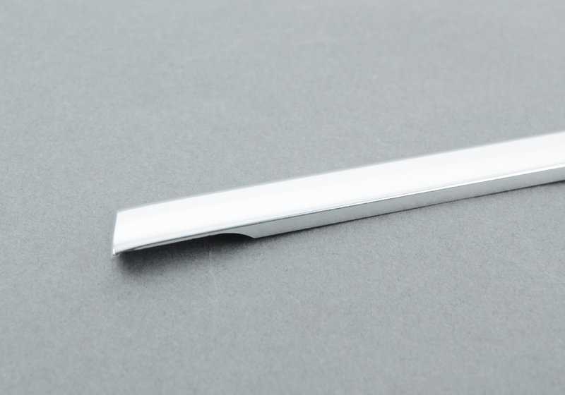 Moldura cromada ventanilla trasera derecha OEM 51377162572 para BMW E92 y E92N. Original BMW.