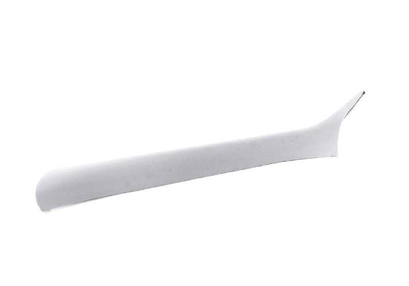 Tapa embellecedora izquierda del cortafuegos (HELLGRAU) OEM 51438214825 para BMW E38 725tds, 728i. Compatible con todos los acabados y transmisiones. Original BMW.