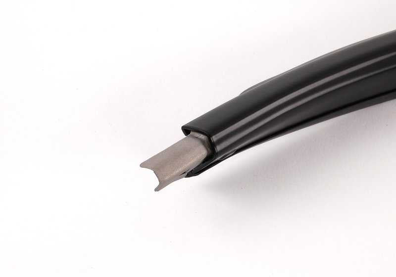 Tapa embellecedora izquierda OEM 51138208405 para BMW E38 725tds, 728i (todas las versiones). Color negro. Original BMW.