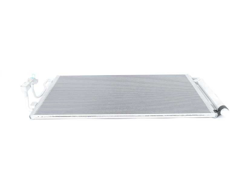 Condensador del aire acondicionado OEM 64506804721 para BMW F20, F21, F22, F87, F30, F31, F34, F35, F32, F33, F36. Repuesto original BMW.