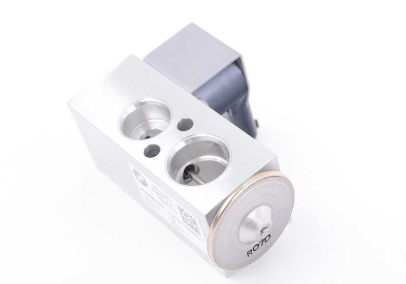 Válvula de expansión de aire acondicionado OEM 64116845413 para BMW {F45, F45N, I01, I01N, I12, I12N, I15, F48N, F49, F49N} y MINI {F54, F56E, F56F, F60, F60N}. Original BMW y MINI.