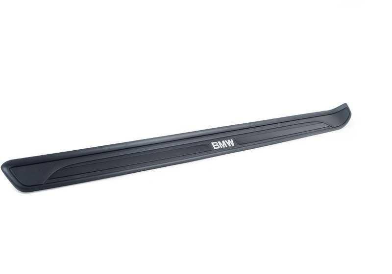 Embellecedor entrada puerta izquierda OEM 51477177825 para BMW E88. Pieza original BMW.