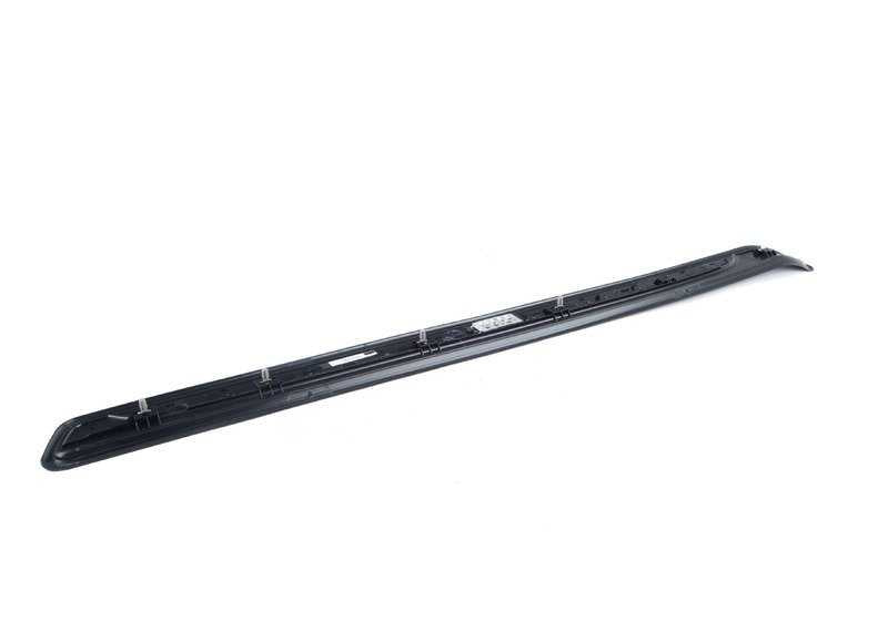 Embellecedor entrada puerta izquierda OEM 51477177825 para BMW E88. Pieza original BMW.