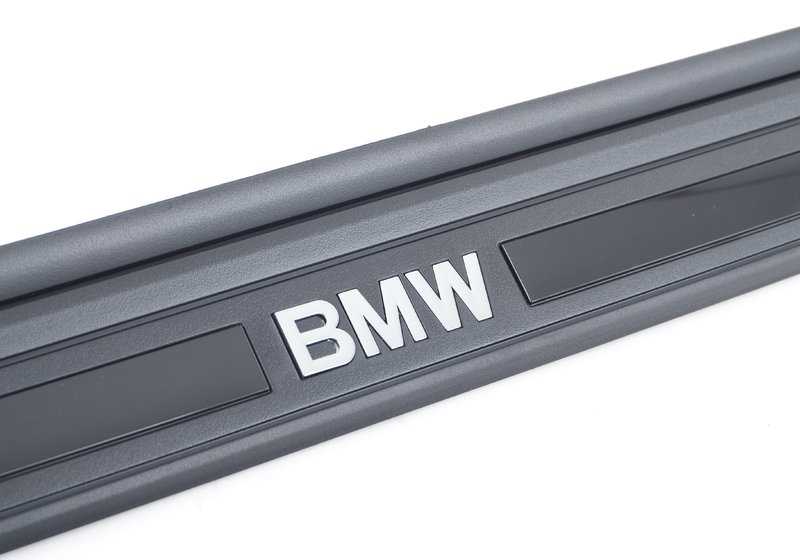 Embellecedor entrada puerta izquierda OEM 51477177825 para BMW E88. Pieza original BMW.