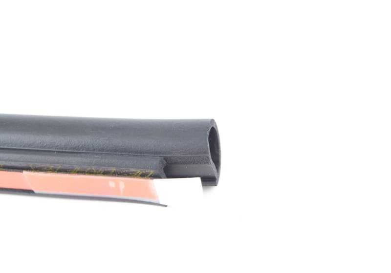 Burlete inferior puerta izquierda OEM 51703400815 para BMW X3 E83 (modelos 1.8d, 2.0d, 2.0i). Compatible con todos los motores y transmisiones indicados. Original BMW.