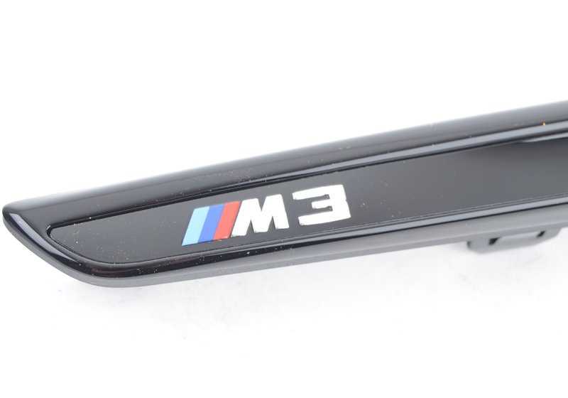 Air d'entrée d'embelliage M Performance OEM 51148068588 pour BMW F80. Améliorez le côté d'un style sportif et élégant. BMW d'origine.