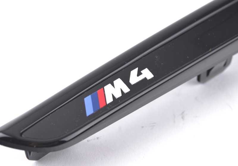 Embellecedor lateral M Performance negro brillo OEM 51148068586 para BMW F82 y F83 (M4 Coupé y Cabrio). Pieza original BMW para resaltado deportivo de la entrada de aire del guardabarros derecho.