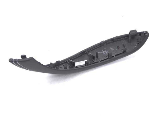 Cubierta de tirador de cierre en cuero derecho para BMW Serie 3 F80, Serie 4 F82, F83 (OEM 51418057636). Original BMW.