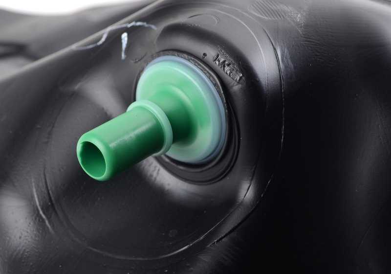 Depósito de combustible plástico OEM 16117294608 para BMW F30. Compatible con modelos 316i (F30) del 2012 al 2016. Original BMW.