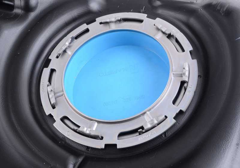 Depósito de combustible plástico OEM 16117294608 para BMW F30. Compatible con modelos 316i (F30) del 2012 al 2016. Original BMW.
