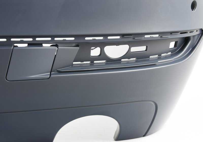 Revestimiento de parachoques trasero imprimado OEM 51127332774 para BMW Serie 5 F10 LCI (535d, 535i, 528i, 550i, ActiveHybrid 5) y más. Original BMW.