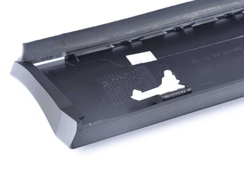 Rechte vordere seitliche Formteile OEM 51137205780 für BMW X3 F25 und BMW X4 F26. Original BMW.