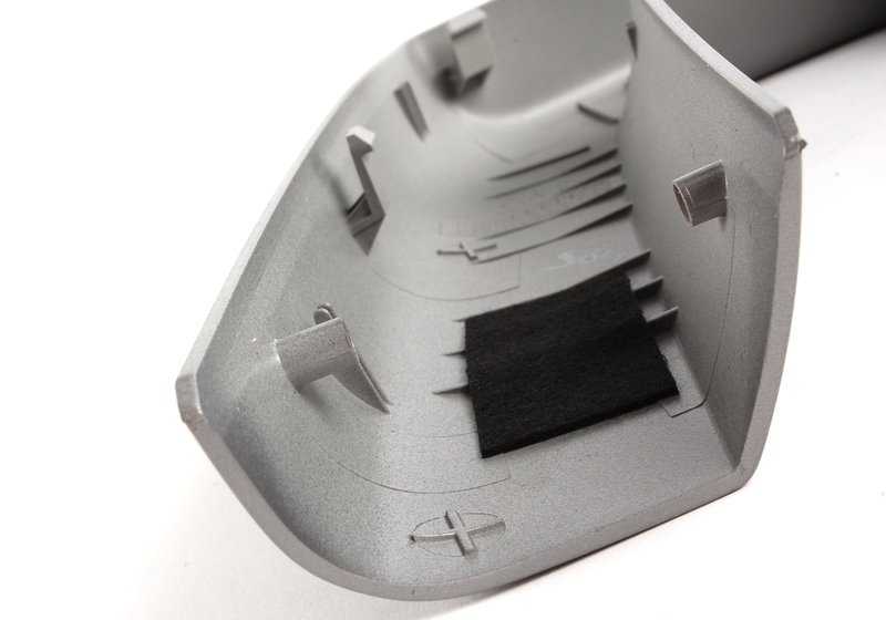 Copertura destra OEM 51437055434 per BMW Z4 E85 2.0i, 2.2i, 2.5i (tutti i motori e trasmissioni). Colore grigio argento. BMW originale.