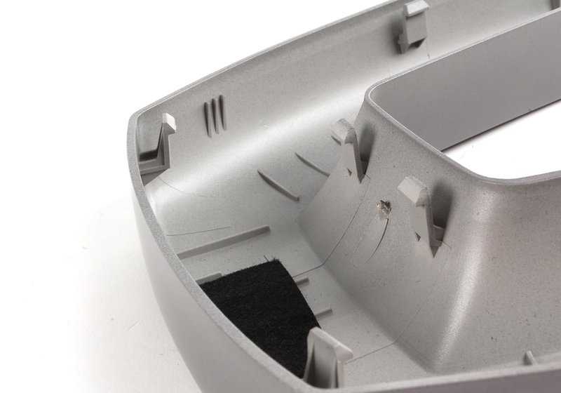 Copertura destra OEM 51437055434 per BMW Z4 E85 2.0i, 2.2i, 2.5i (tutti i motori e trasmissioni). Colore grigio argento. BMW originale.