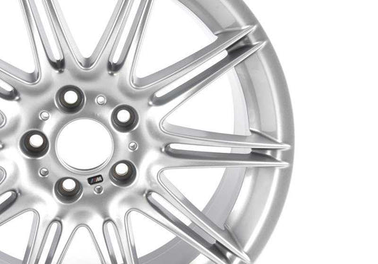 Llanta original BMW M Doble Radio 225 8x19 ET37 OEM 36118037141 para BMW E90, E91, E92, E93. Acabado en color plata decorativo. Original BMW.