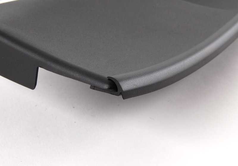 Tapa embellecedora maletero OEM 51498233365 para BMW E46 316i (N42/N46) y 318d (M47/M47S), compatibles con versiones manuales y automáticas. Original BMW.