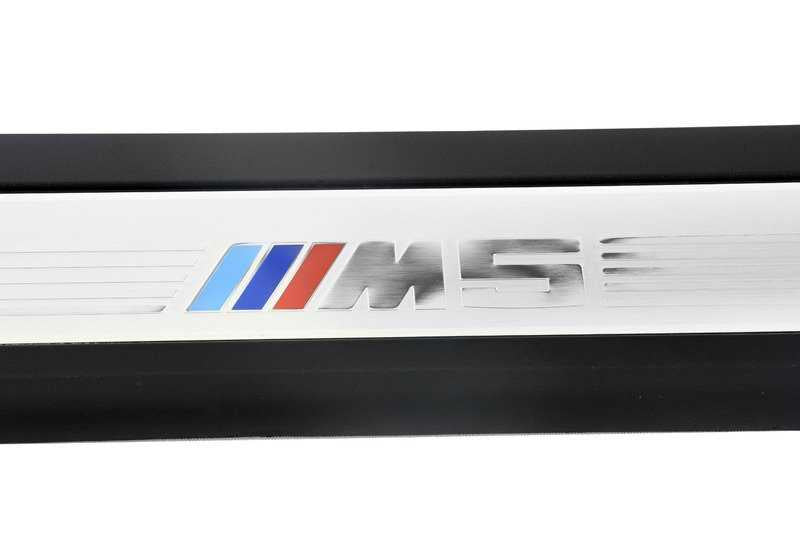 Moldura M estribo trasero izquierdo OEM 51477898818 para BMW Serie 5 E60, E61 M5. Original BMW.