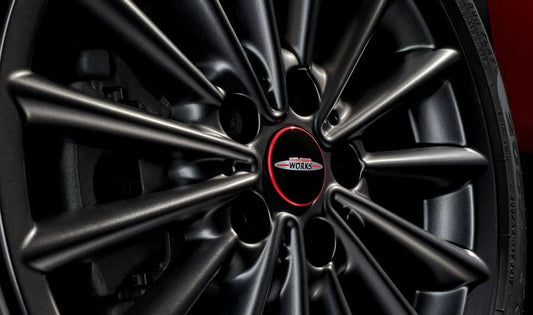 Feste Tapacubos JCW OEM 36122469710 für Mini F54, F55, F56, F57, F60. Der Tapacubo Central John Cooper arbeitet, der sich nicht mit dem Rad dreht, den Reifen schützt und das Design verbessert. Original Mini.