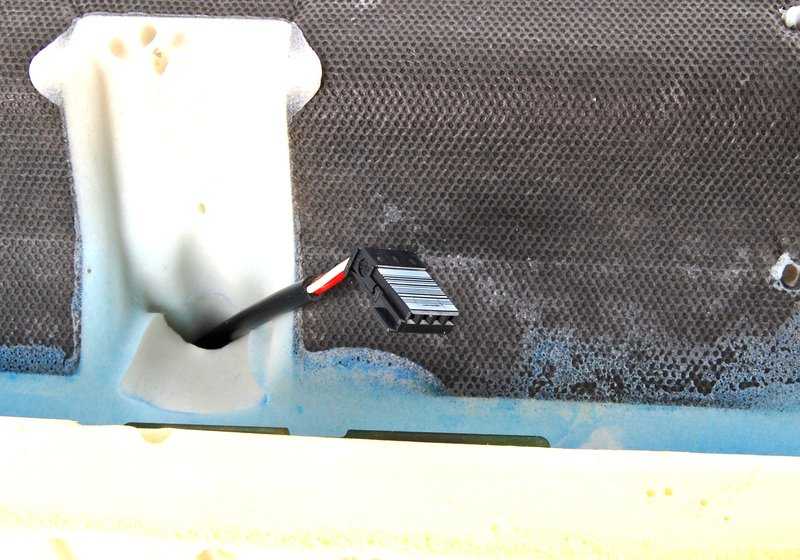 Cojín asiento base derecho OEM 52107244127 para BMW E90, E91. Repuesto original BMW.