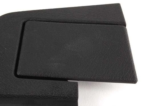 Linksseitenabdeckung OEM 51431945355 für BMW E30. Originaler BMW -Ersatz. Ideal, um Komponenten im Kofferraum- oder Körperbereich abzudecken.