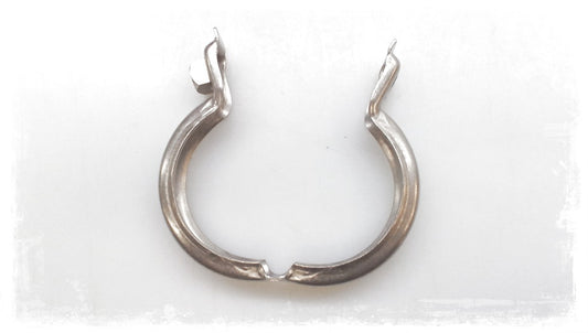 Pince de tube OEM 11657796718 pour BMW E90, E91, E92, E93, E60, E61, E65, E66, E83, E70, E71. Pièce pour le turbo et le système d'évasion. BMW d'origine.