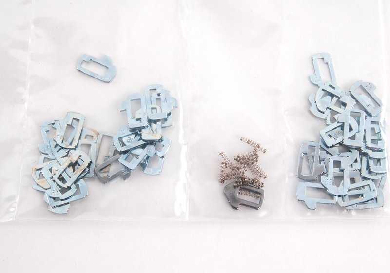 Kit de reparación cilindro cerradura puerta derecha OEM 51218203100 para BMW E34, E36, Z3. Original BMW.