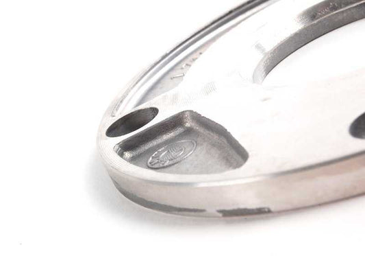 Tapa de bomba de aceite OEM 11141714613 para BMW E30 316i. Compatible con versiones con motor M40. Original BMW.