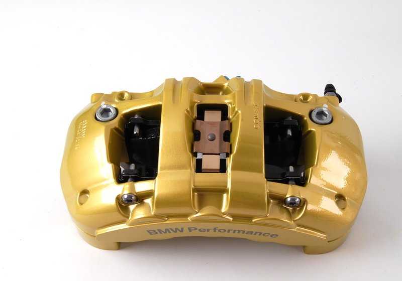 Sportbremskit 34110444738 für BMW E81, E87, E87N, E90, E90N, E91N, E92, E92N, E93, E93N. Enthält Pinzetten, belüftete Scheiben und vordere Pillen. Original BMW.