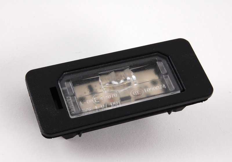 Luz LED de matrícula OEM 63267193293 para BMW E82, E88, F22, F23, F44, F45, F46, F87, E90, E91, E92, E93, F30, F31, F34, F80, G20, G21, G28, F32, F33, F36, F82, F83, G26, F10, F11, E84, F48, F25, G01, F26, E70, F15, G05, F85, E71, E72, F16, F86, F96