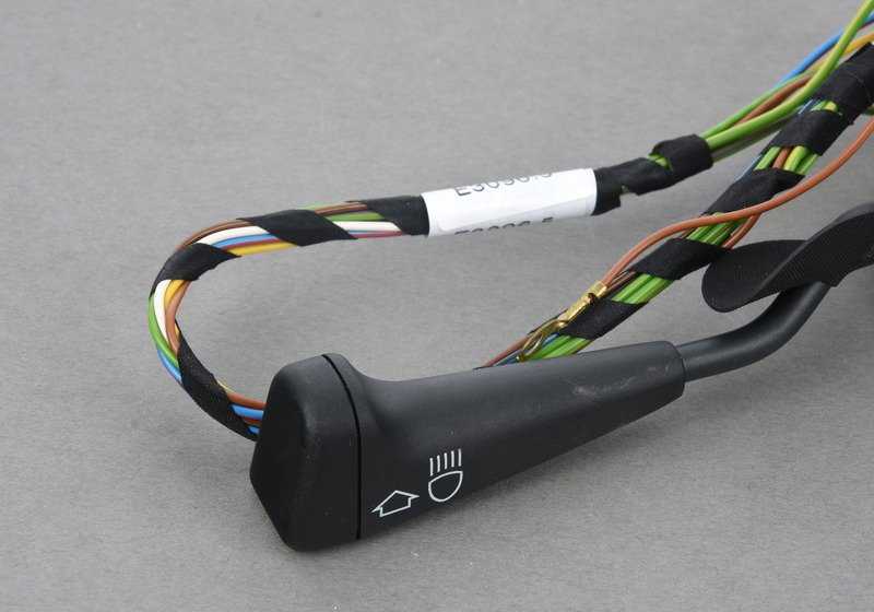 Luci di commutazione e intermittes OEM 61311377987 per BMW E28 524 TD, 528E, 535i. Controlla luci intermittenti, corte e lunghe dal volante. BMW originale.