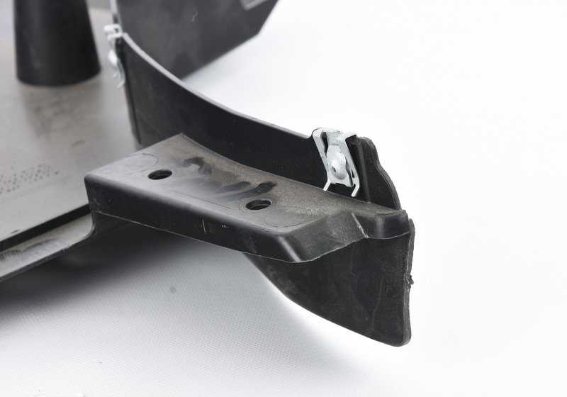 Tapa izquierda del depósito de combustible OEM 51757185135 para BMW F01 (730d, 730i, 740d, 740i, 750i) y F02. Compatible con modelos de 2008 a 2012. Pieza original BMW.
