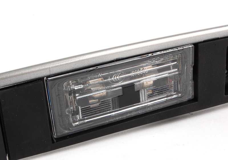 Maneta de apertura maletero OEM 51137170674 para BMW X5 E53. Acabado titanio. Original BMW.