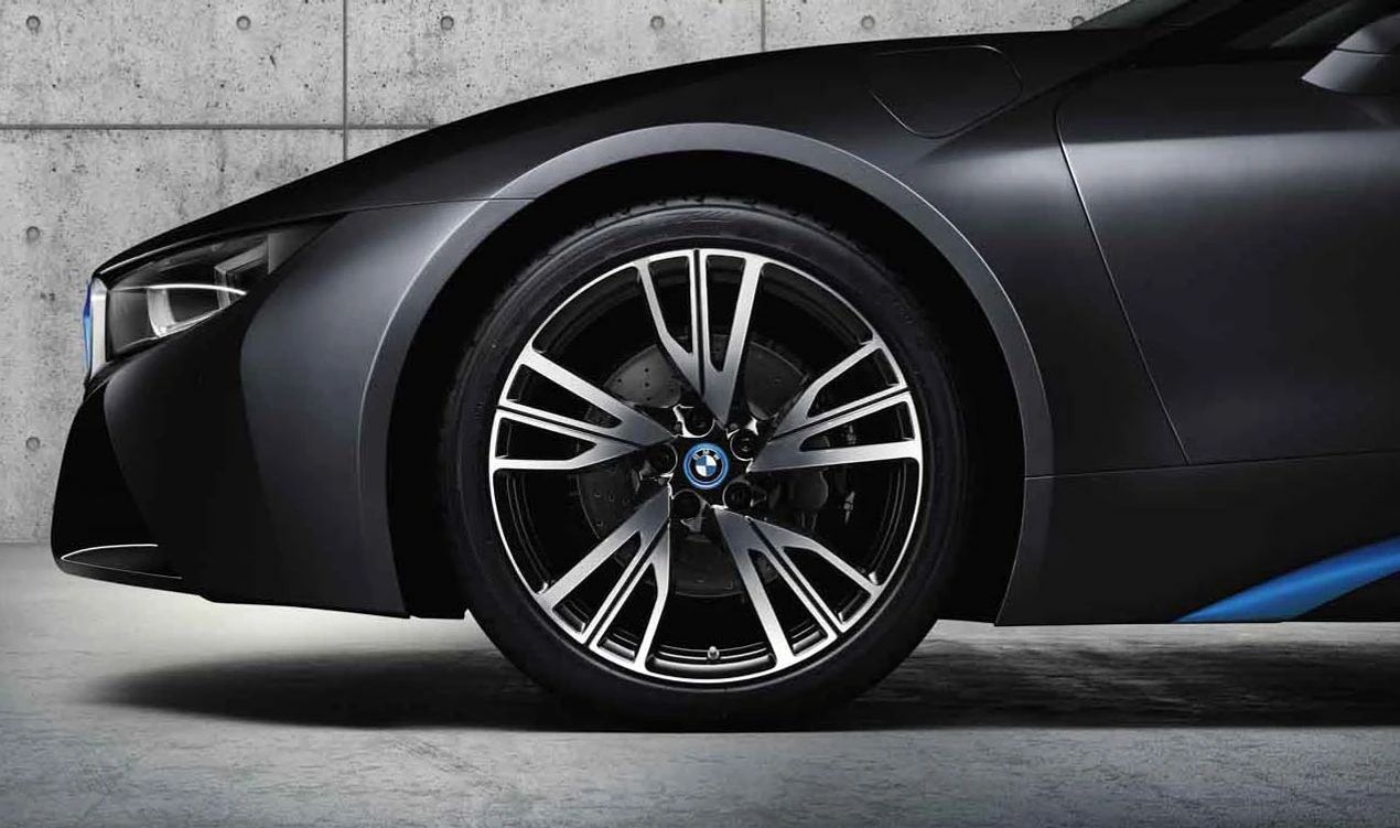 Llanta de aleación original BMW diseño W-radio 470 derecha OEM 36116857571 para BMW i12 e i15. Compatible con modelos como I12 y I15 (i8 Coupé y Roadster). Acabado bicolor negro/brillo. Original BMW.