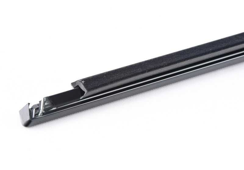 Cubierta exterior trasera derecha puerta OEM 51227897666 para BMW E60 (520d) todos los modelos compatibles. Color negro brillo. Original BMW.
