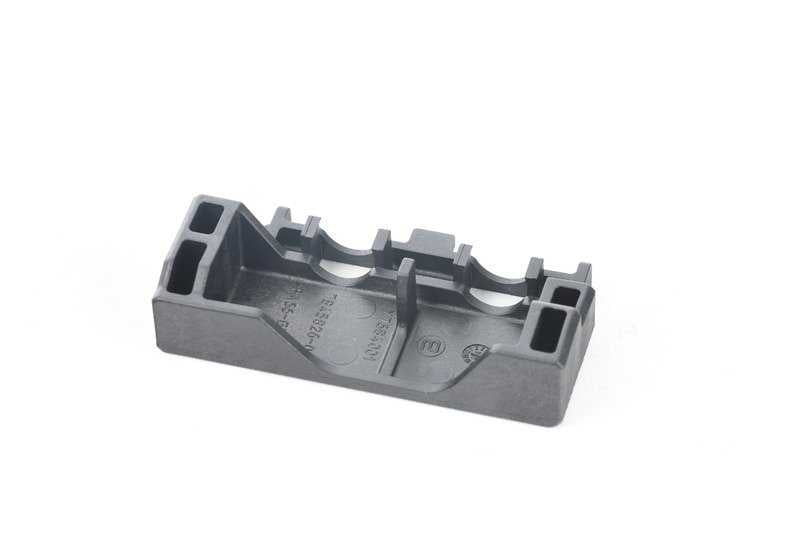 Adaptador derecho OEM 17117845826 para BMW F10, F06, F12, F13. Original BMW.