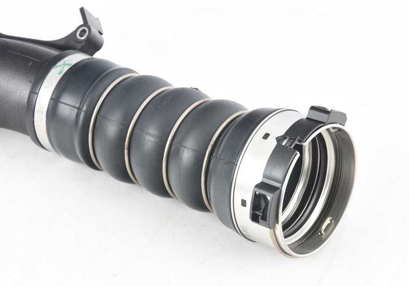 O duto de ar intercoler para BMW 1 F52 Series, Série 2 F45, X1 F48, F48N, F49, X2 F39, MINI F54, F56, F60 (OEM 13718616212). BMW original