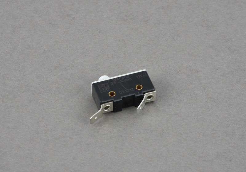 Interruptor microswitch OEM 13631288217 para BMW E28, E24 y E23. Compatible con modelos como 535i, M535i y más. Pieza original BMW para sistema de acelerador y control.