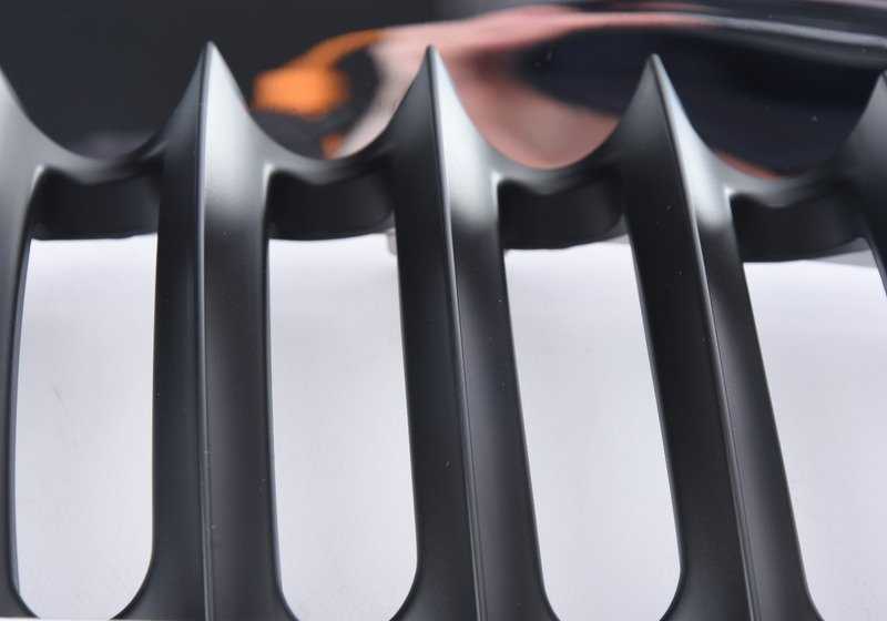 Rejilla embellecedora frontal derecha OEM 51133402910 para BMW E83. Original BMW.