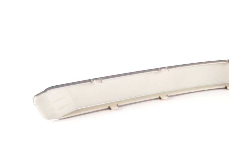 Moldura paragolpes delantera izquierda imprimada OEM 51117005957 para BMW E39. Original BMW. Ideal para sustituir pieza desgastada o dañada en modelos Serie 5 E39.