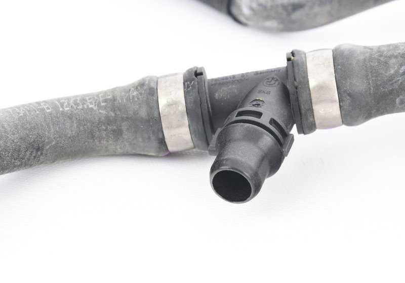 Manguera del sistema de refrigeración OEM 17127808117 para BMW X5 {E70, xDrive35d}. Recambio original BMW.