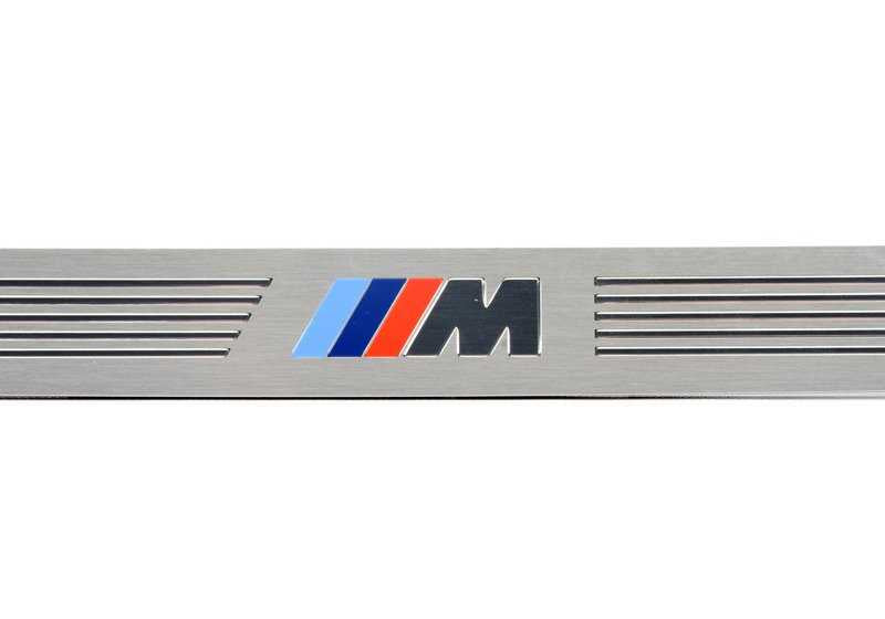 Moldura embellecedor -M- de entrada puerta delantera para BMW F15, F16. Original BMW.