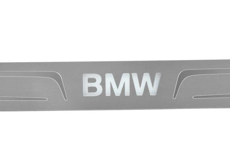 Embellecedor entrada delantera OEM 51477313144 para BMW F15 y F16. Compatible con modelos X5 y X6. Pieza original BMW.