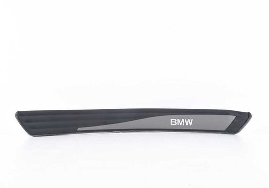 Embellecedor entrada trasera derecha OEM 51477034306 para BMW E60 y E61. Original BMW.