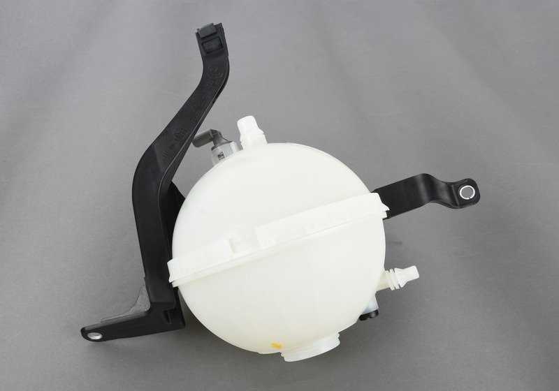 Depósito de expansión refrigerante OEM 17138614293 para BMW F07, F10, F11, F18 y sus variantes (F07N, F10N, F11N, F18N). Repuesto original BMW.